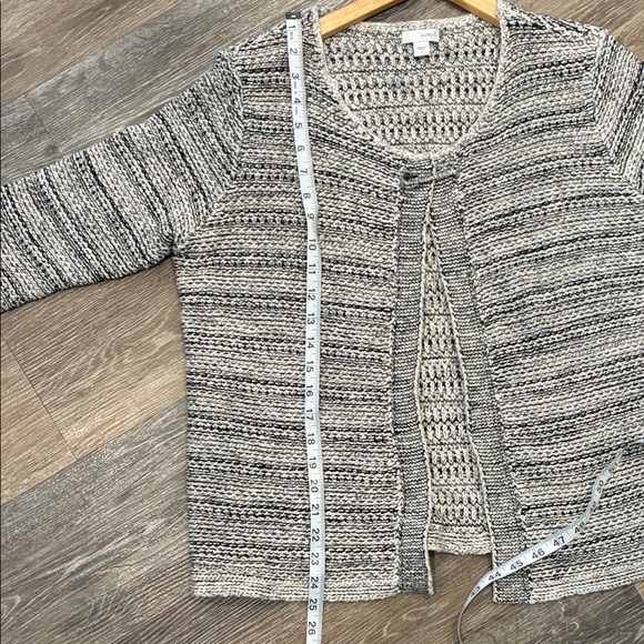 Elegant Black and Gray Striped Cardigan - Picture 11 of 11